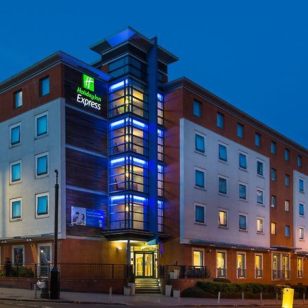 Holiday Inn Express Stevenage, An Ihg Hotel Ngoại thất bức ảnh