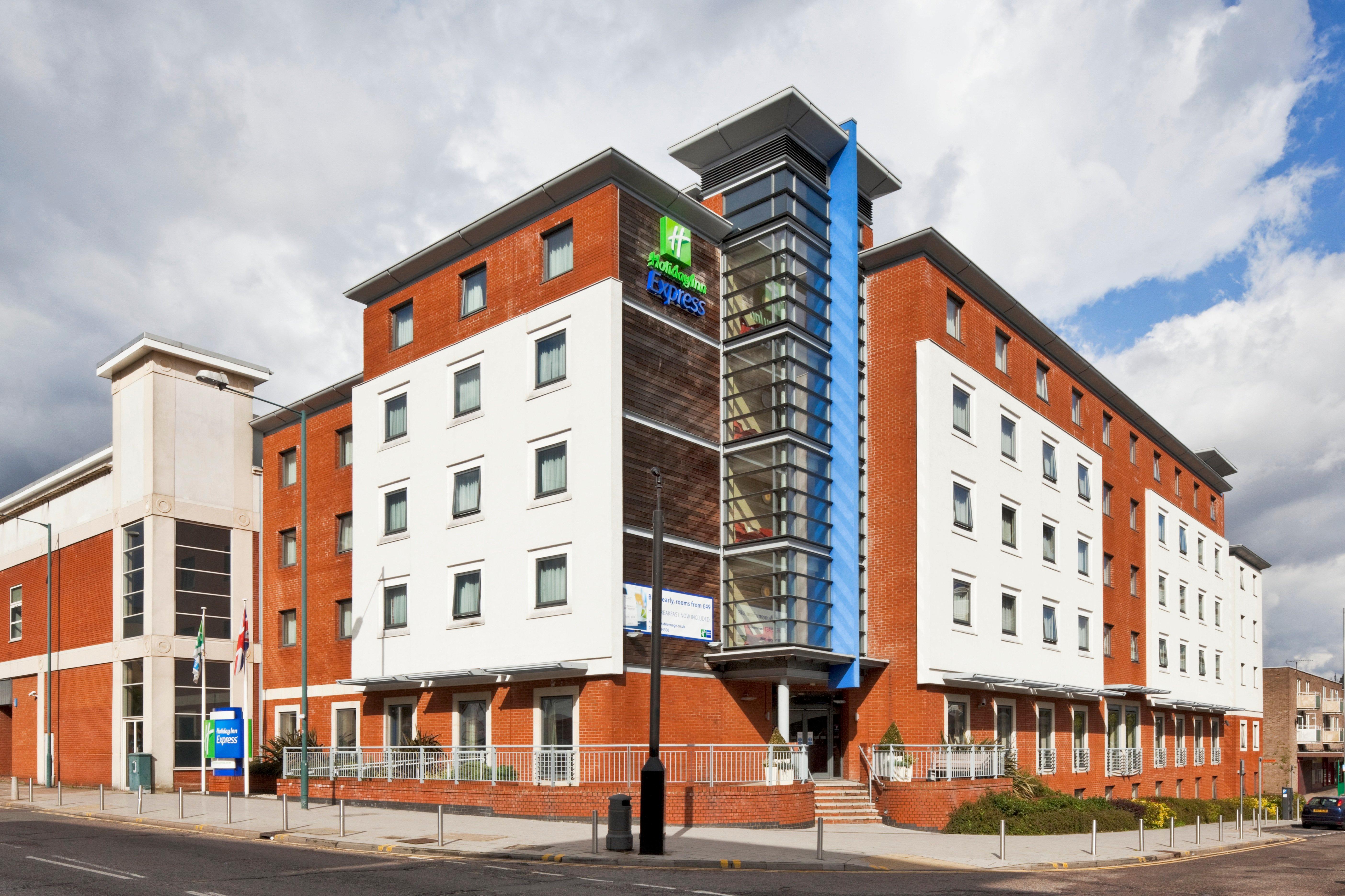 Holiday Inn Express Stevenage, An Ihg Hotel Ngoại thất bức ảnh