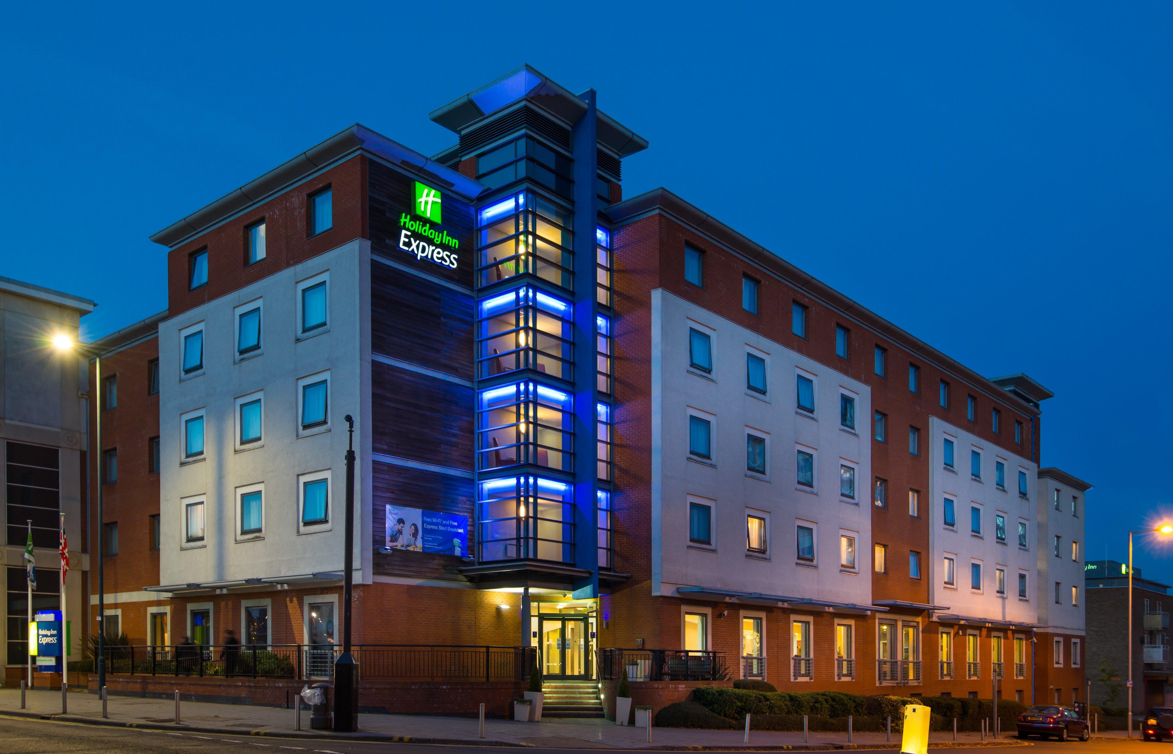 Holiday Inn Express Stevenage, An Ihg Hotel Ngoại thất bức ảnh