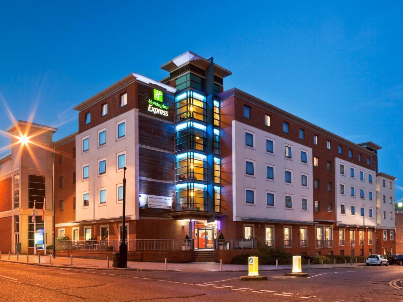 Holiday Inn Express Stevenage, An Ihg Hotel Ngoại thất bức ảnh