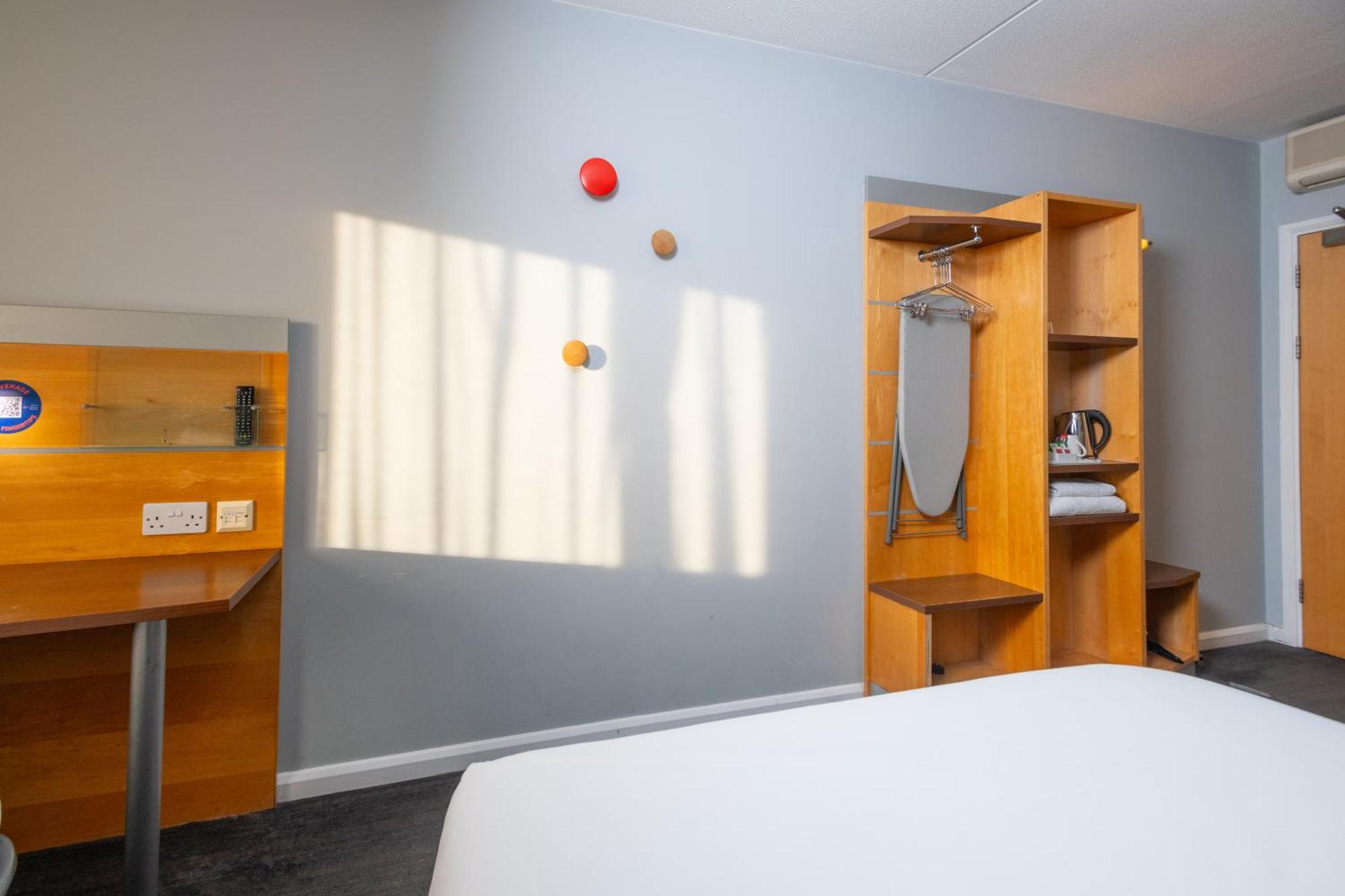 Holiday Inn Express Stevenage By Ihg Phòng bức ảnh