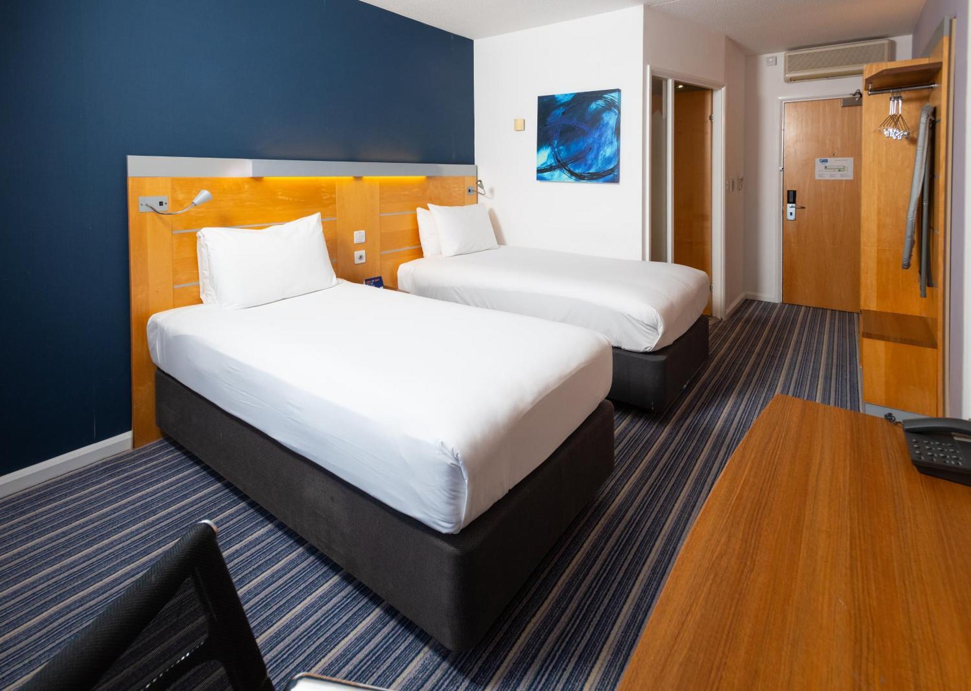 Holiday Inn Express Stevenage By Ihg Ngoại thất bức ảnh