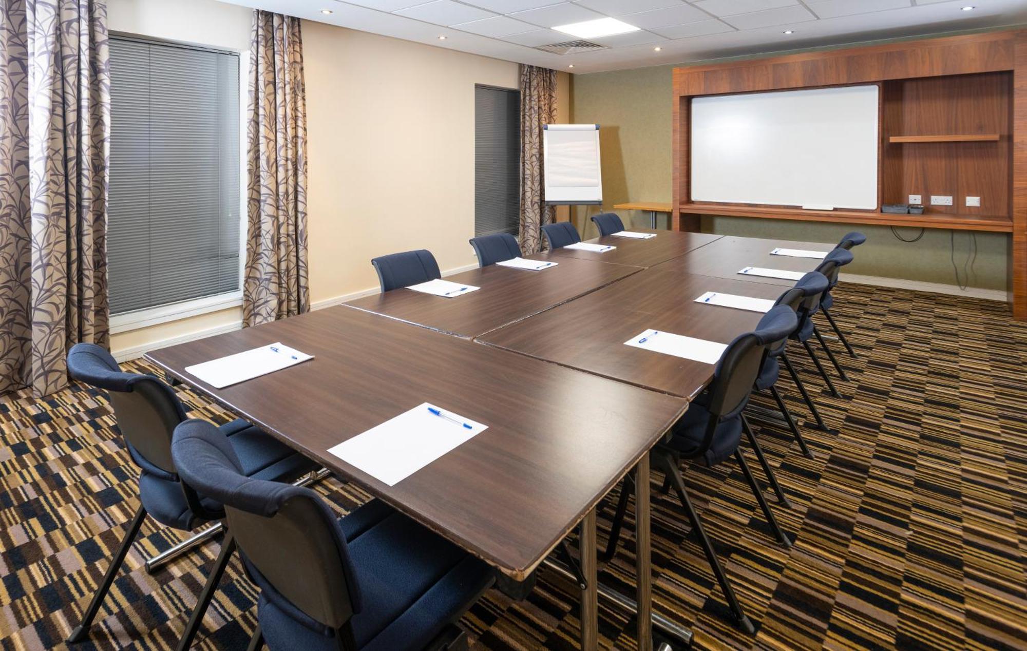 Holiday Inn Express Stevenage By Ihg Ngoại thất bức ảnh