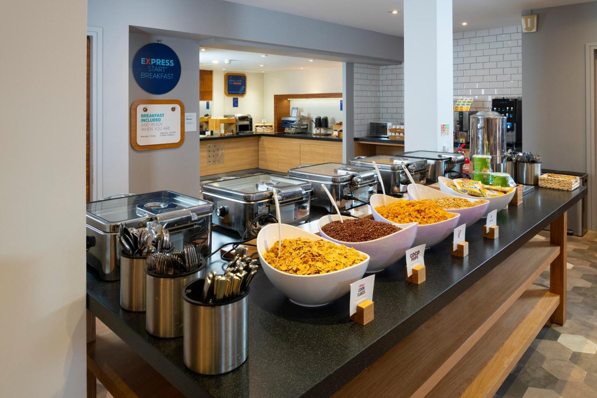 Holiday Inn Express Stevenage By Ihg Ngoại thất bức ảnh