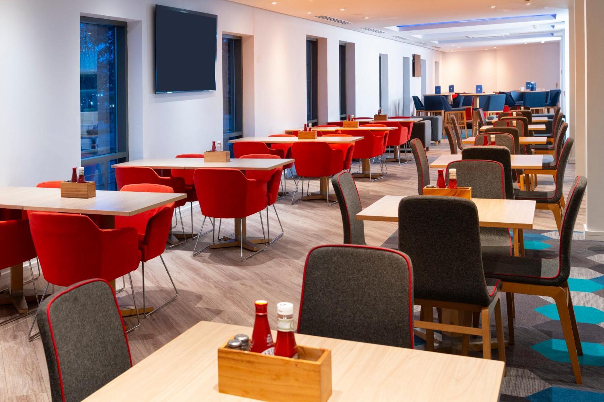 Holiday Inn Express Stevenage By Ihg Ngoại thất bức ảnh
