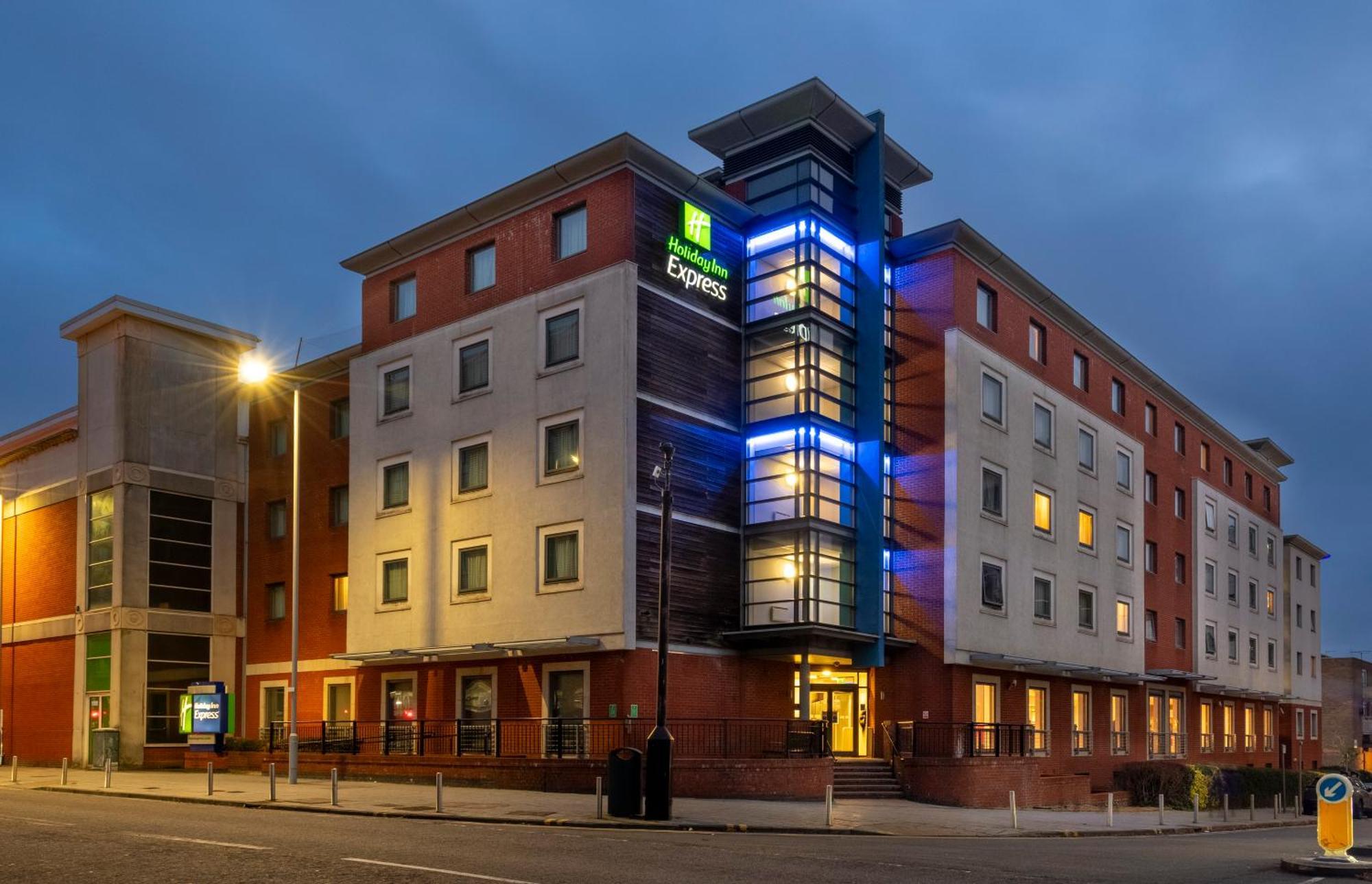 Holiday Inn Express Stevenage By Ihg Ngoại thất bức ảnh