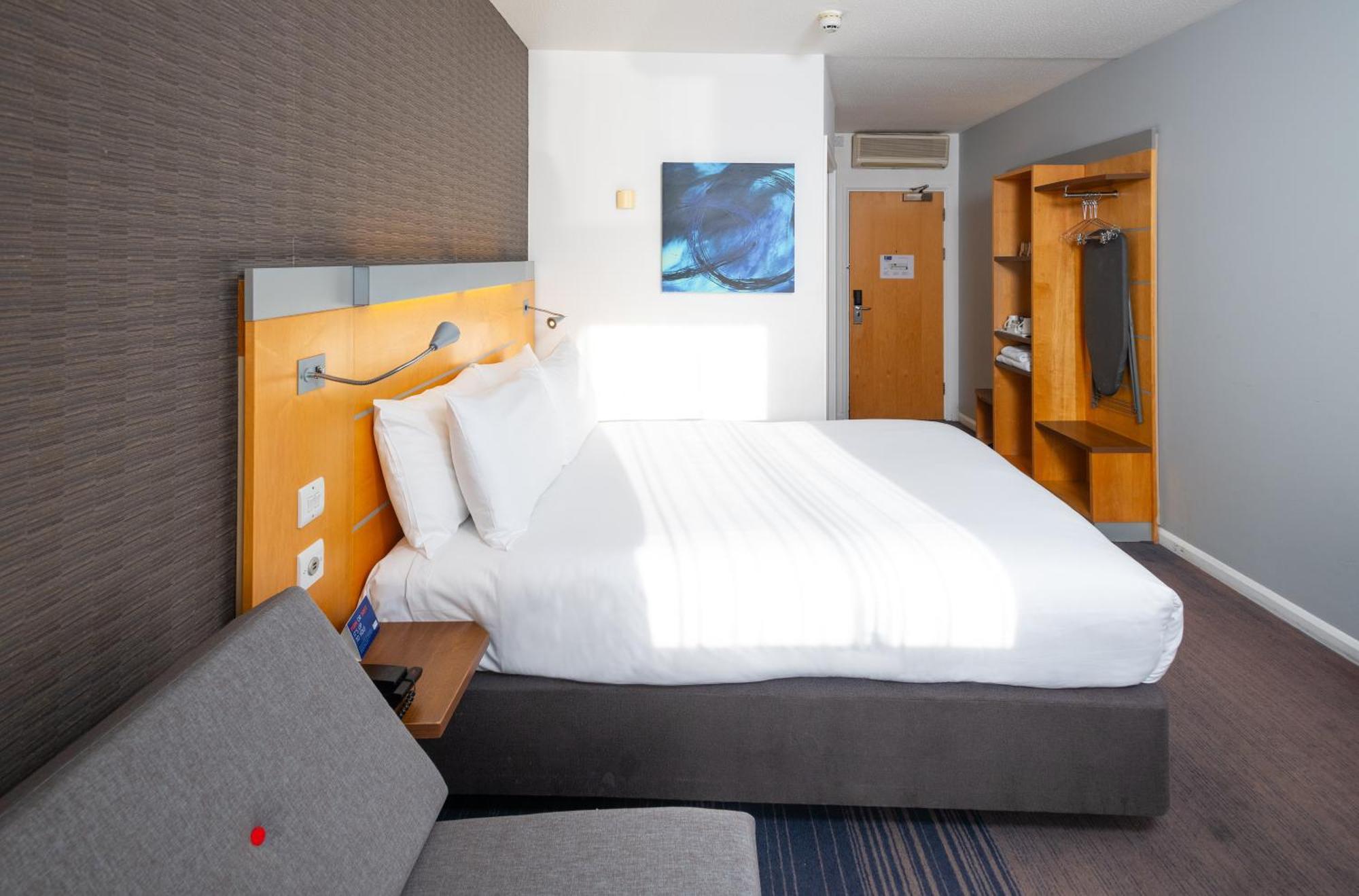 Holiday Inn Express Stevenage By Ihg Ngoại thất bức ảnh