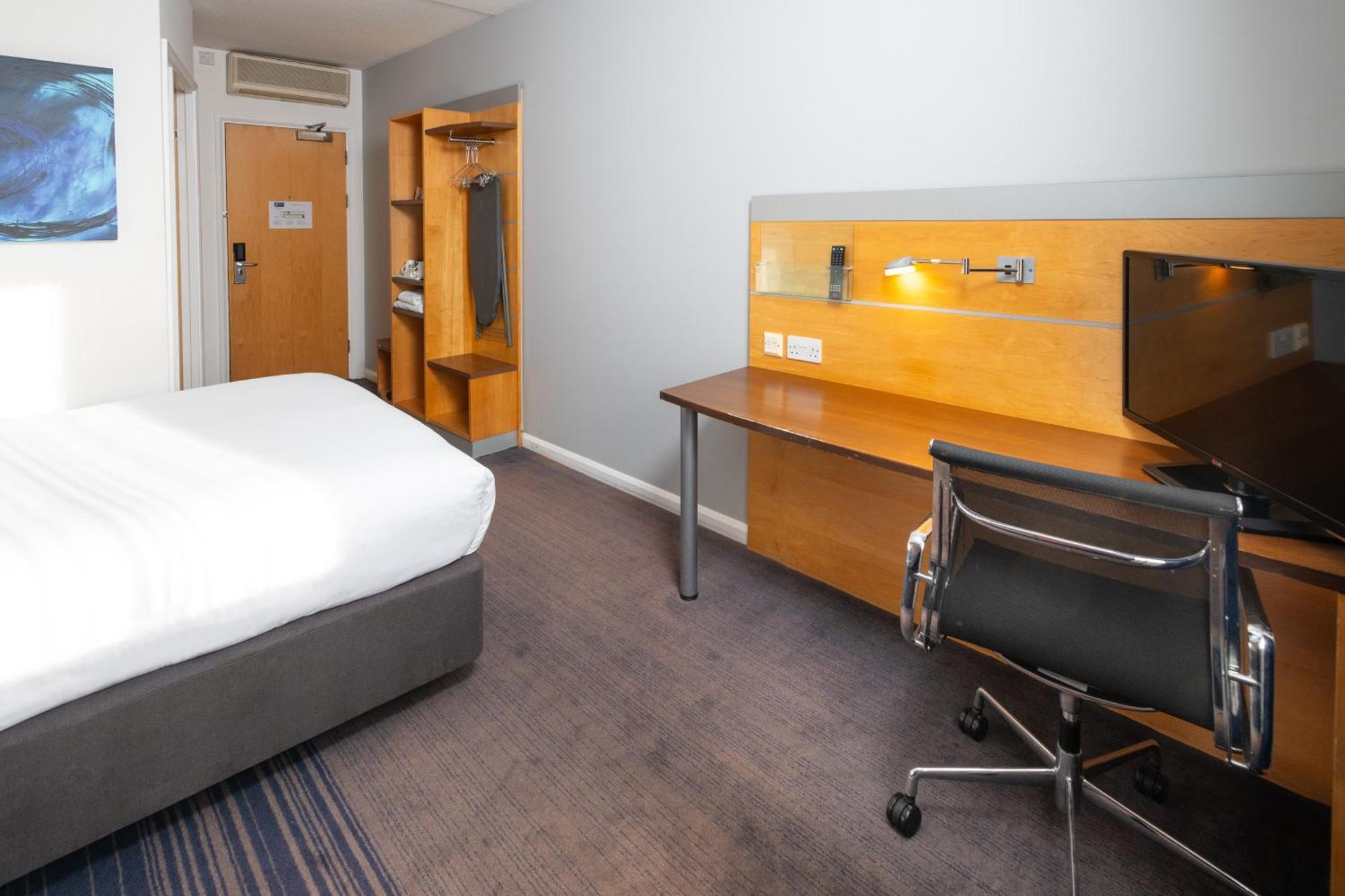Holiday Inn Express Stevenage By Ihg Ngoại thất bức ảnh