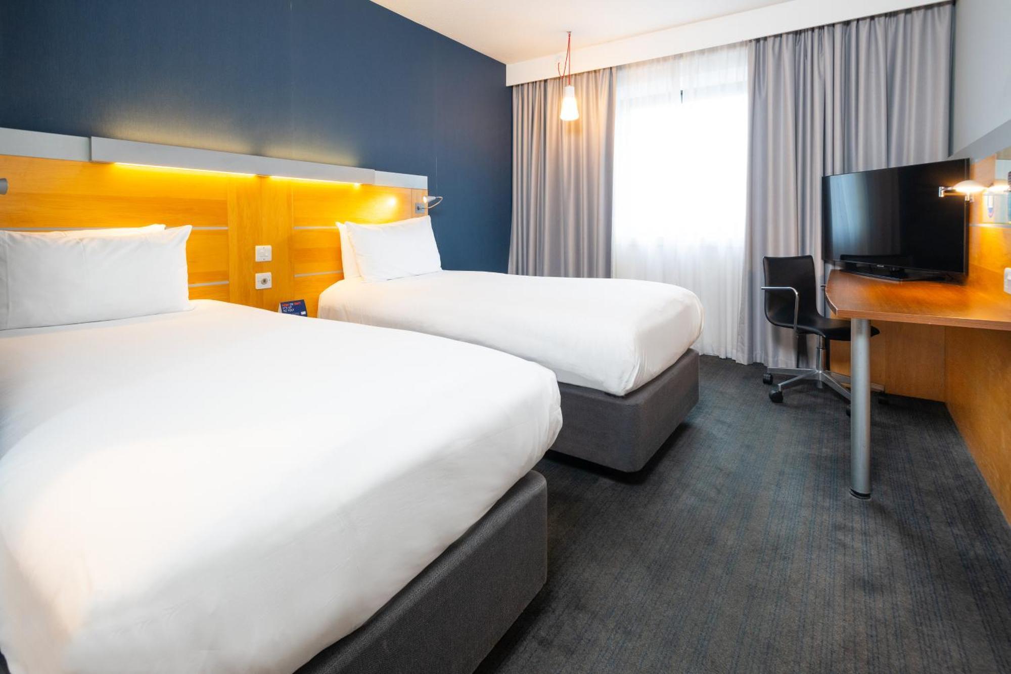 Holiday Inn Express Stevenage By Ihg Ngoại thất bức ảnh