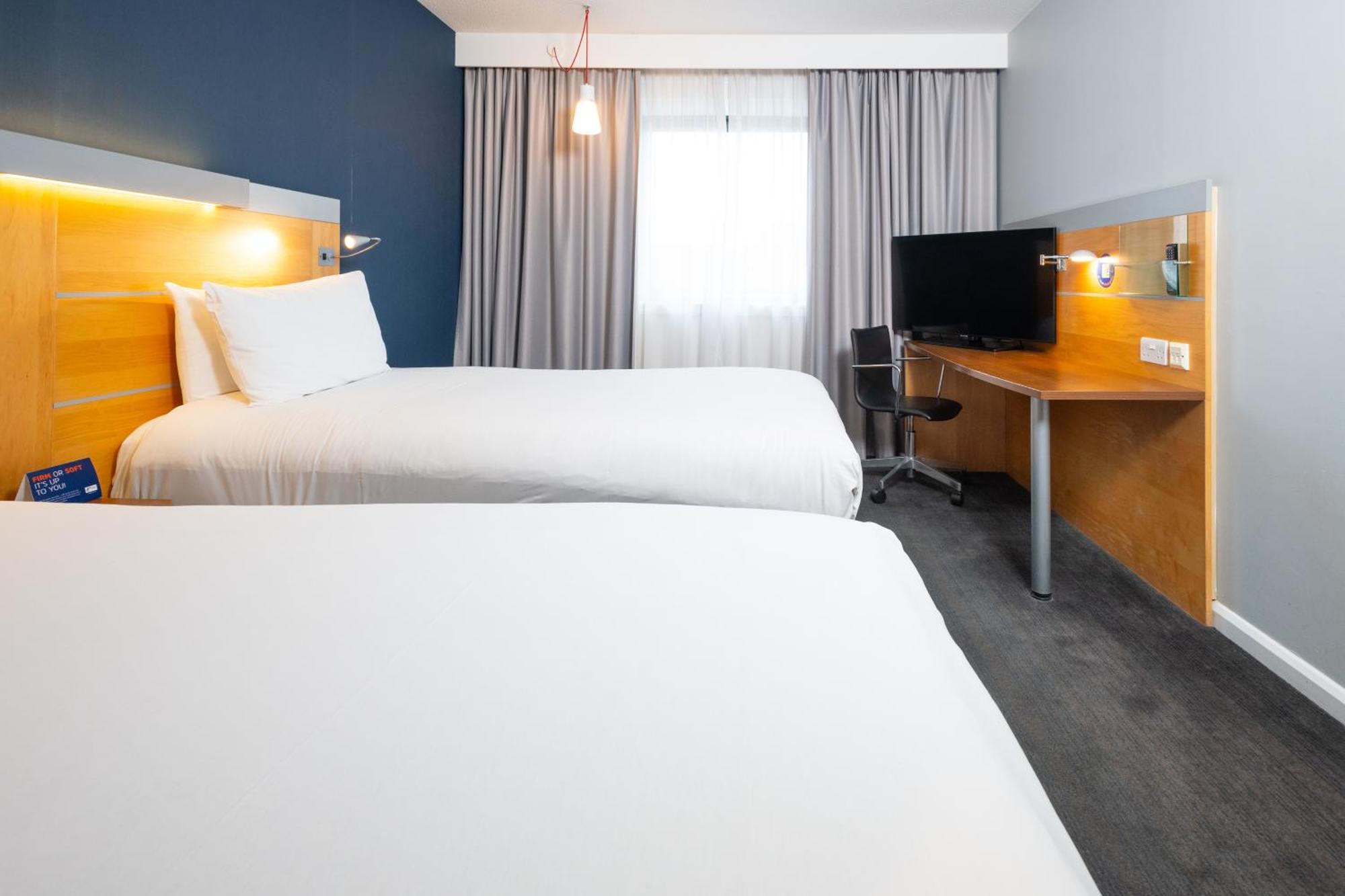 Holiday Inn Express Stevenage By Ihg Ngoại thất bức ảnh