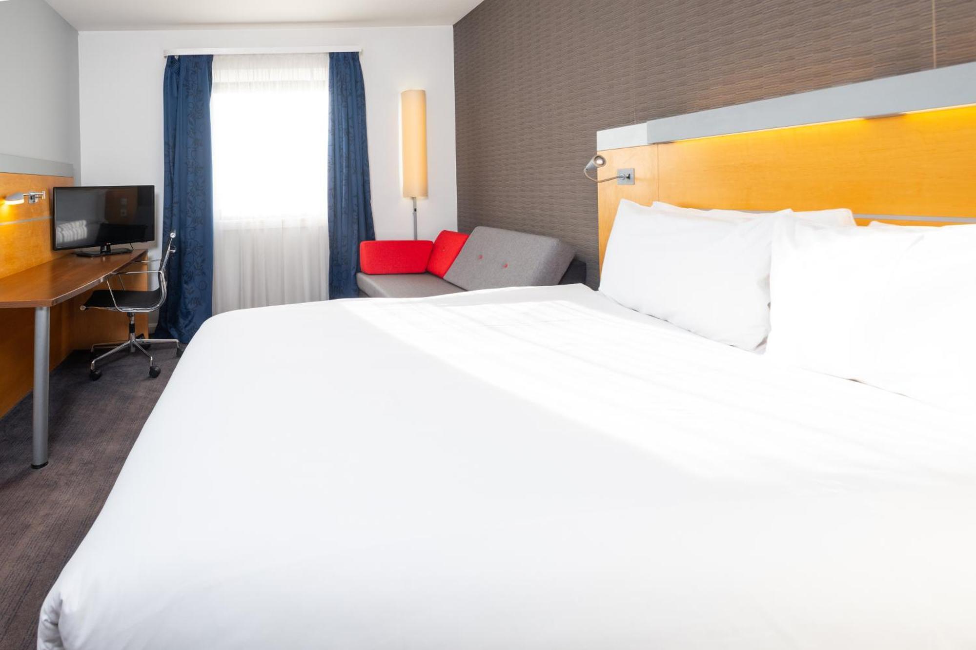Holiday Inn Express Stevenage By Ihg Ngoại thất bức ảnh