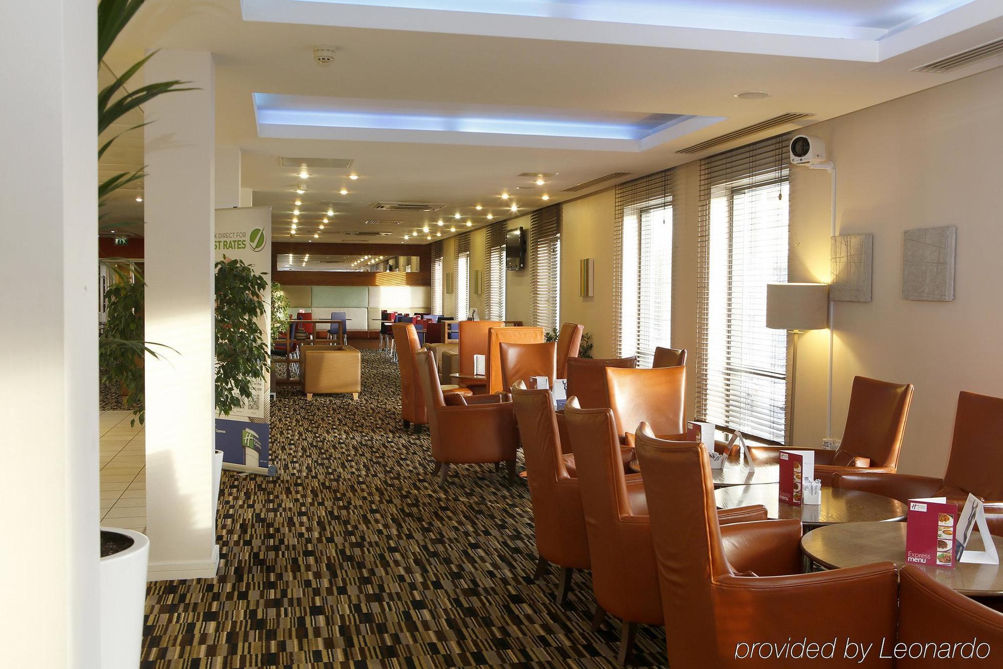 Holiday Inn Express Stevenage, An Ihg Hotel Ngoại thất bức ảnh