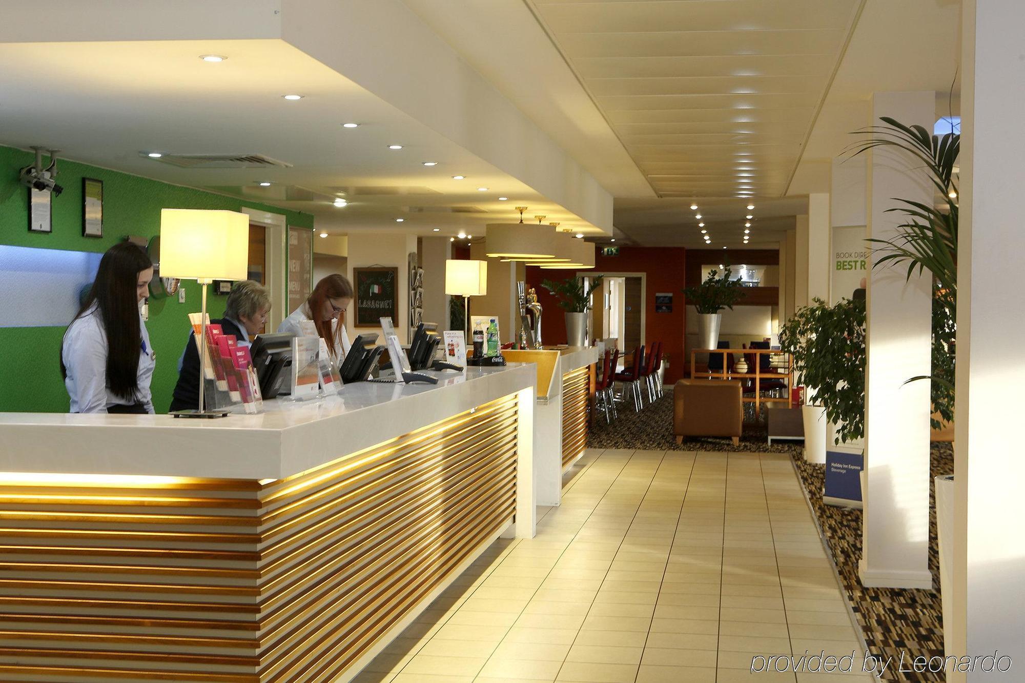 Holiday Inn Express Stevenage, An Ihg Hotel Ngoại thất bức ảnh