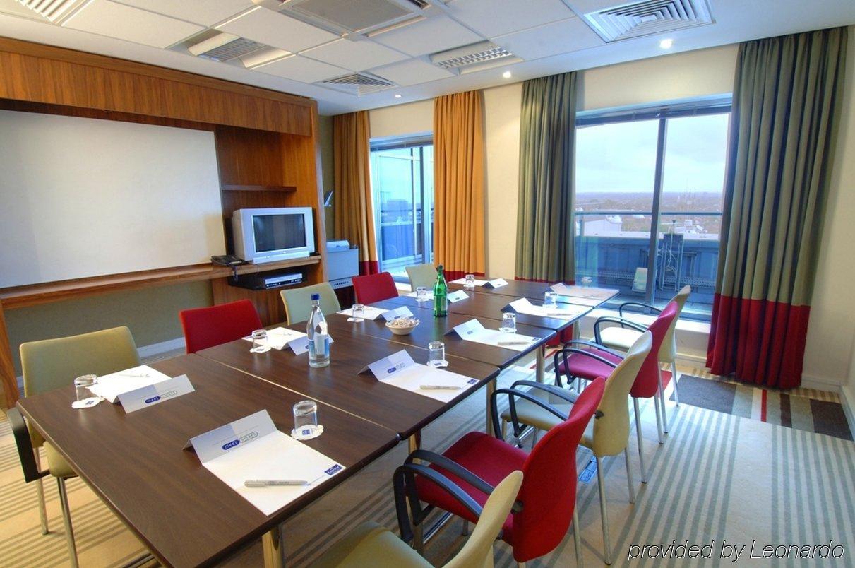 Holiday Inn Express Stevenage, An Ihg Hotel Ngoại thất bức ảnh