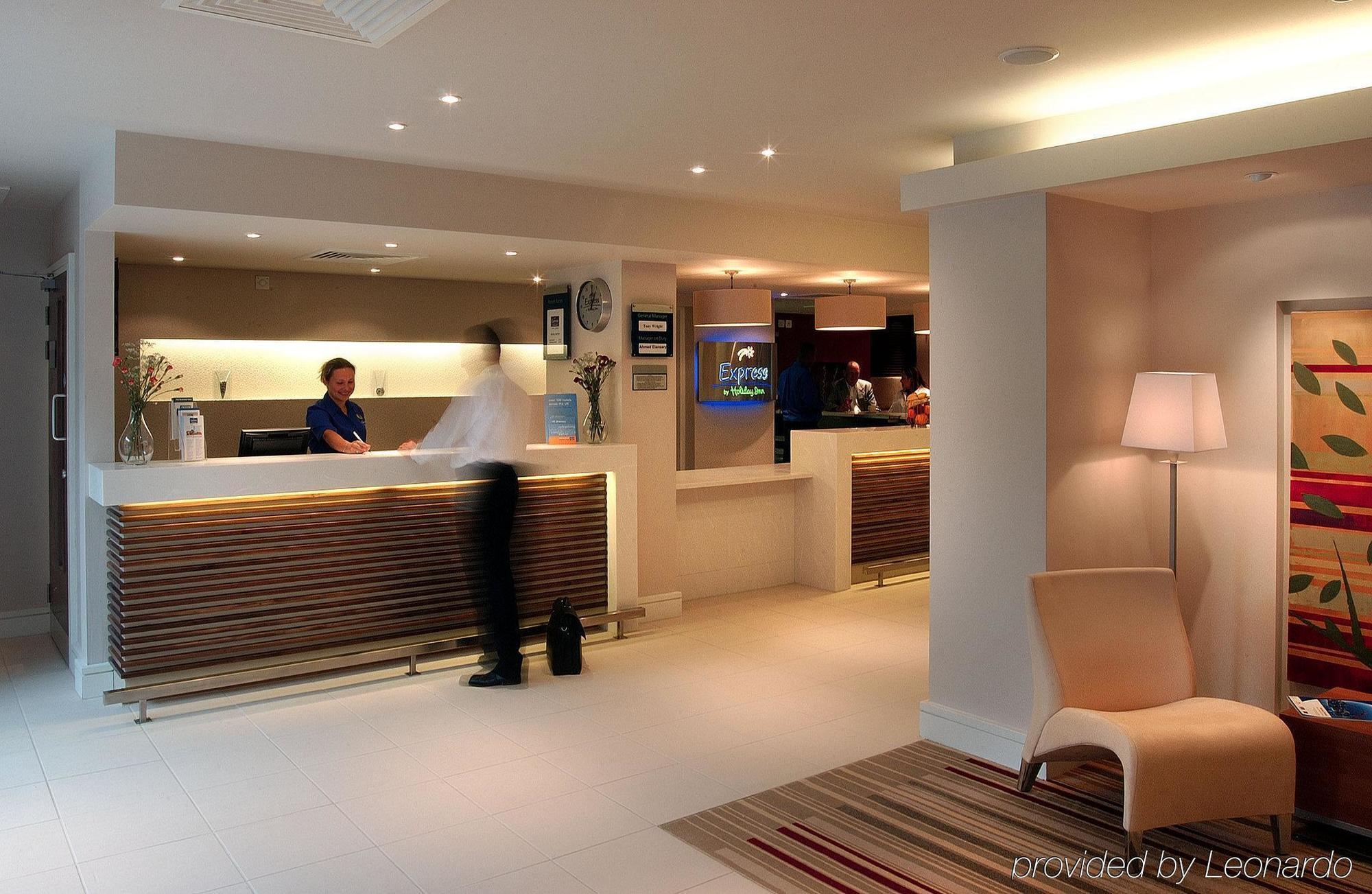 Holiday Inn Express Stevenage, An Ihg Hotel Ngoại thất bức ảnh