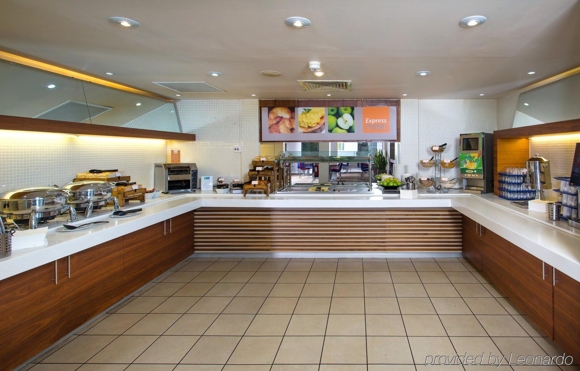 Holiday Inn Express Stevenage, An Ihg Hotel Ngoại thất bức ảnh