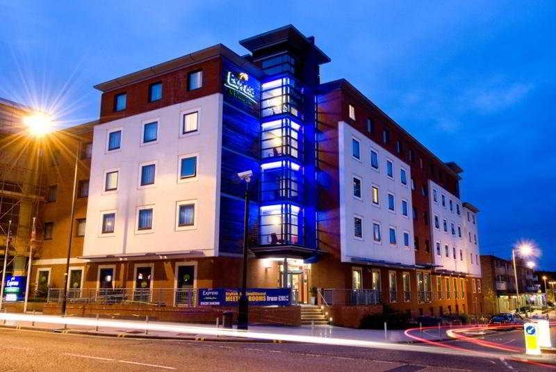 Holiday Inn Express Stevenage, An Ihg Hotel Ngoại thất bức ảnh