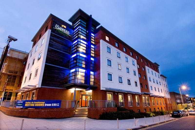 Holiday Inn Express Stevenage, An Ihg Hotel Ngoại thất bức ảnh