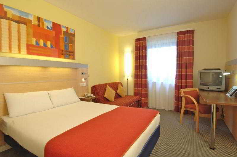 Holiday Inn Express Stevenage, An Ihg Hotel Ngoại thất bức ảnh