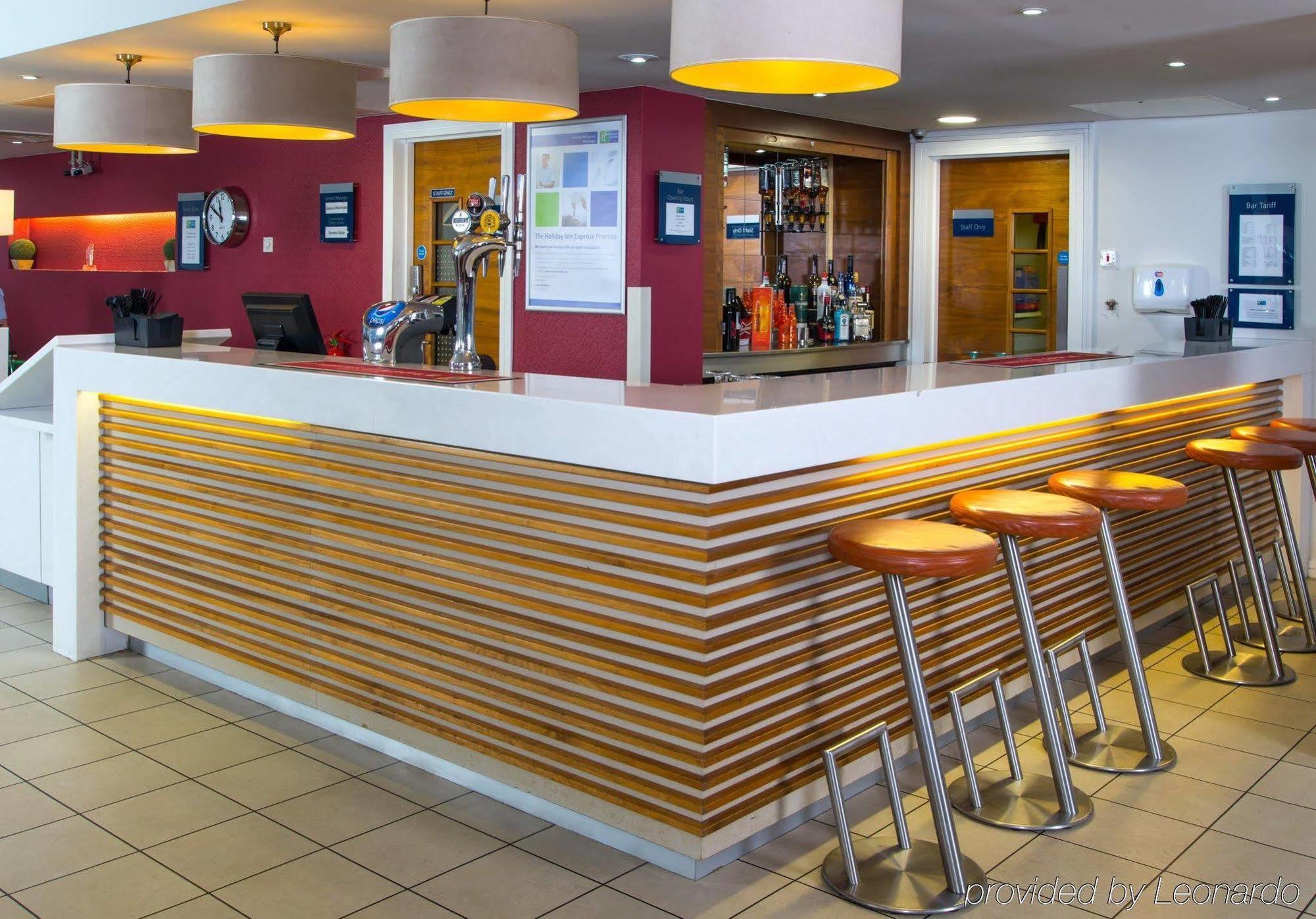 Holiday Inn Express Stevenage, An Ihg Hotel Ngoại thất bức ảnh