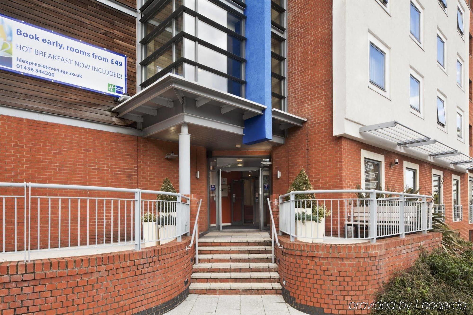 Holiday Inn Express Stevenage, An Ihg Hotel Ngoại thất bức ảnh