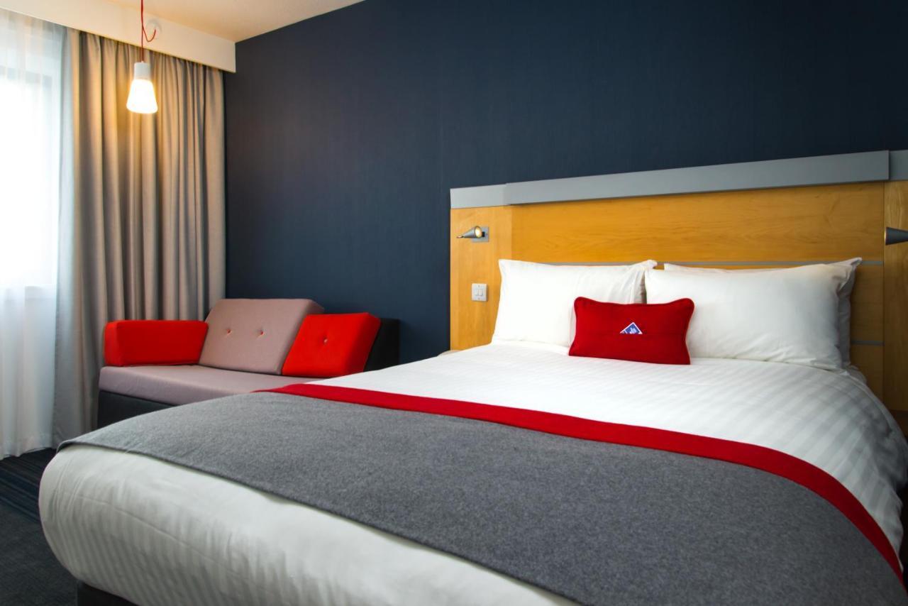 Holiday Inn Express Stevenage, An Ihg Hotel Ngoại thất bức ảnh